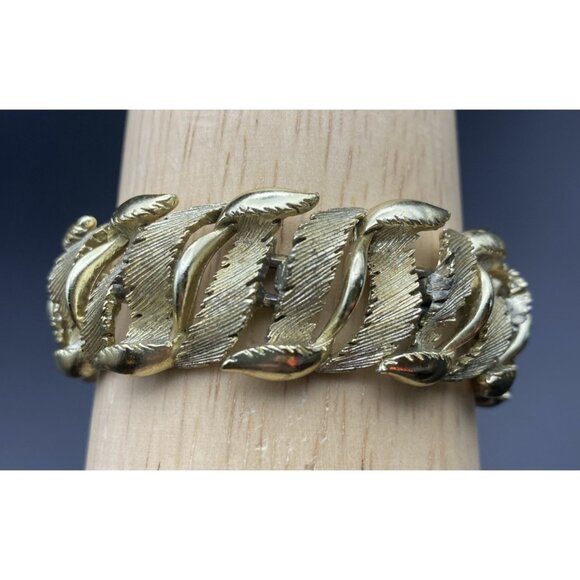 Vintage Lisner Gold Tone Leaf Link Bracelet 7x.75" Textured Feather Foldover - Picture 4 of 15